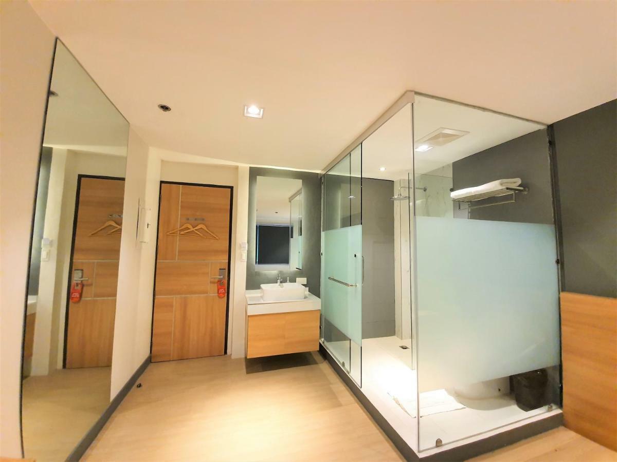 The Upperroom @ Real Suites Bacolod Bagian luar foto