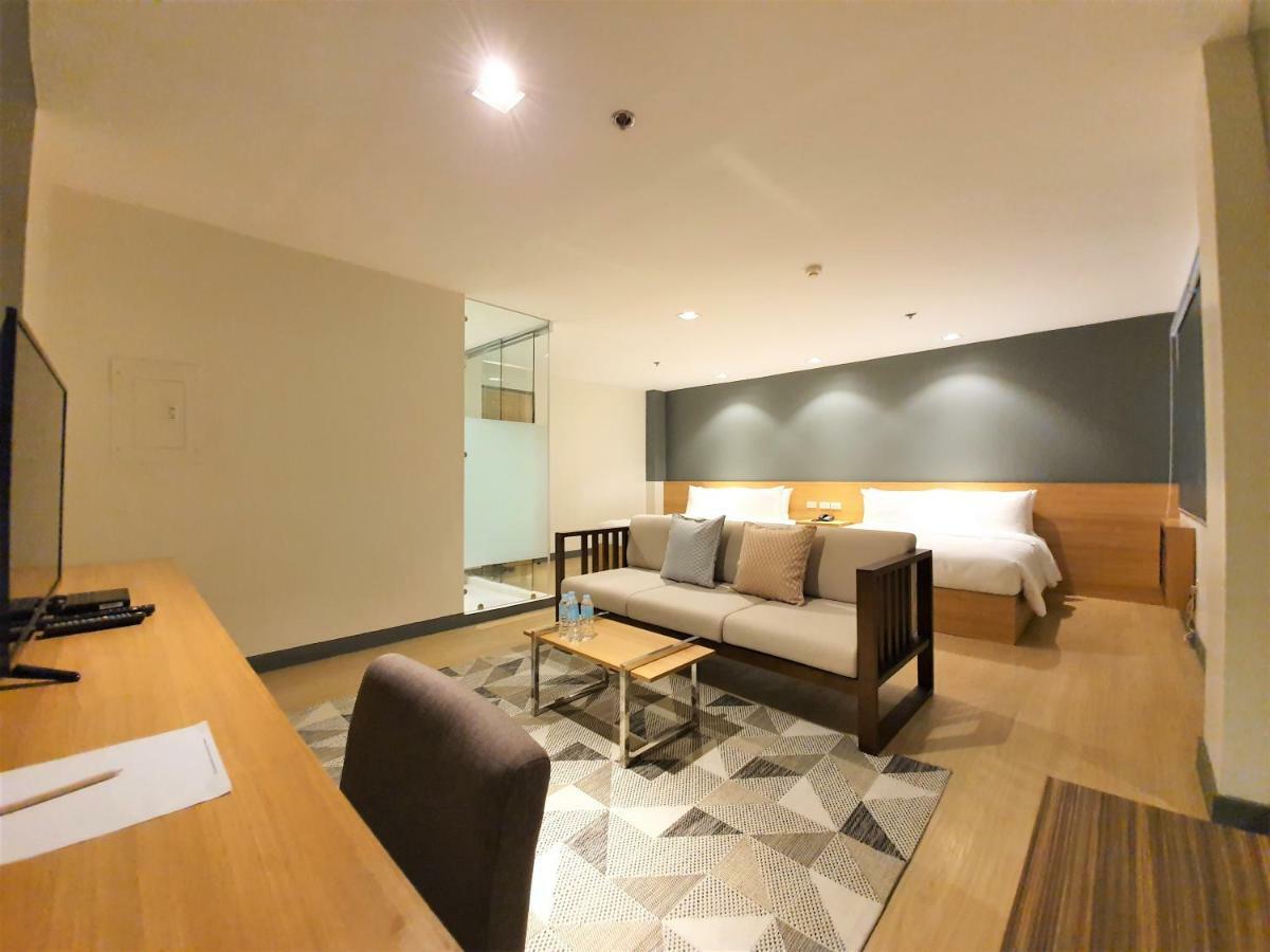 The Upperroom @ Real Suites Bacolod Bagian luar foto